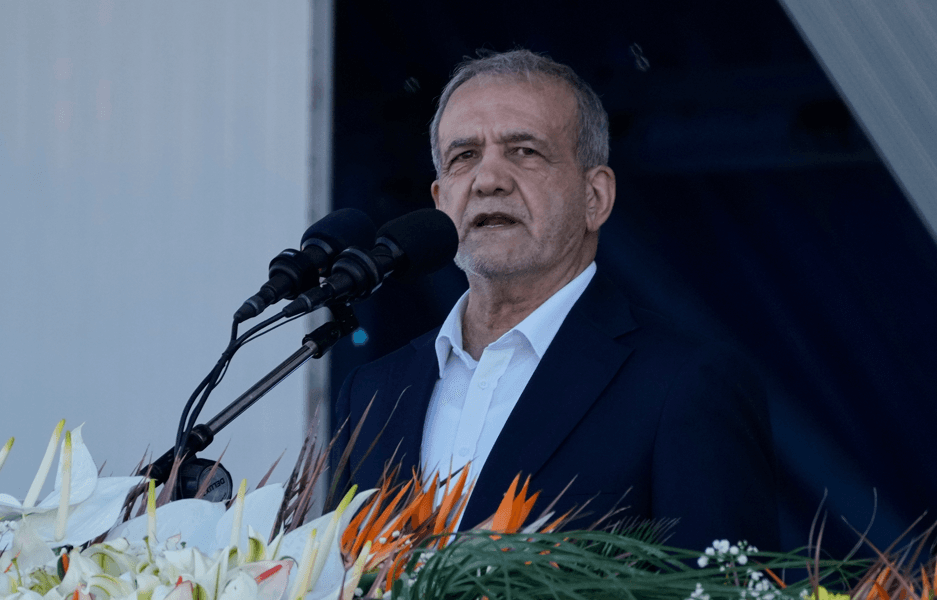 الرئيس الإيراني: نُفاوض بلا خوف.. وترامب يتحدث عن السلام ويهددنا في الوقت نفسه