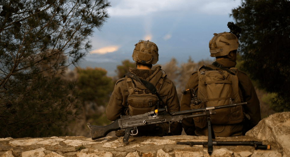 إسرائيل تنشر ثلاث فرق جنوب لبنان.. وماكرون يطالب بتجنب عملية برية