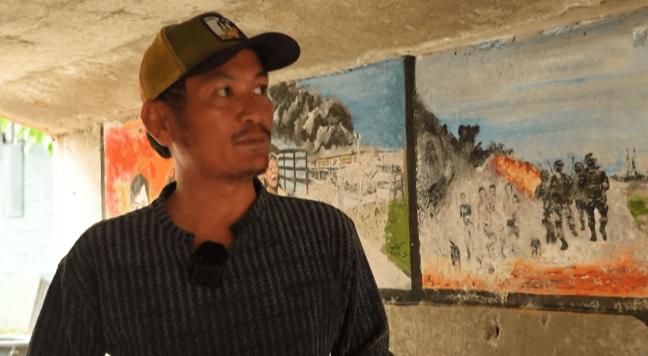 فنان تايلاندي يوثّق القتال الحدودي برسومات جدارية مؤثرة