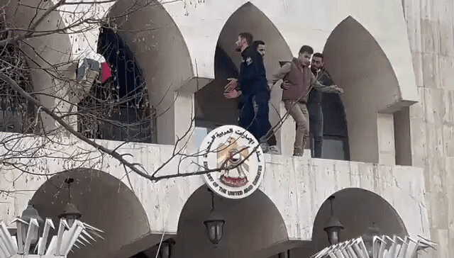 السعودية: ندين الإساءات غير المقبولة للرموز الوطنية للإمارات أثناء الاعتداء على سفارتها