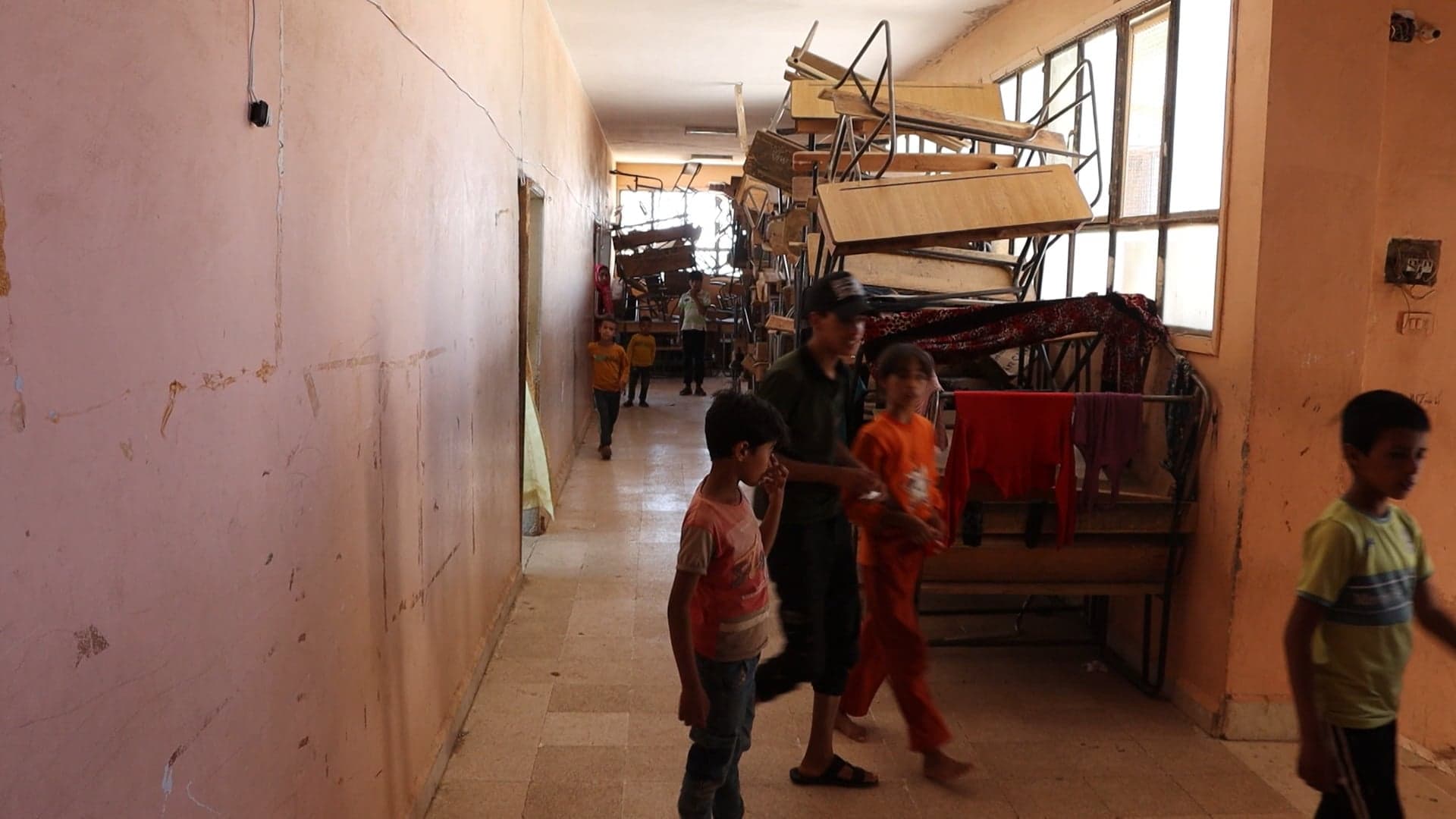 مدارس تحولت إلى ملاجئ.. نازحو السويداء يواجهون حياة دون الصفر       