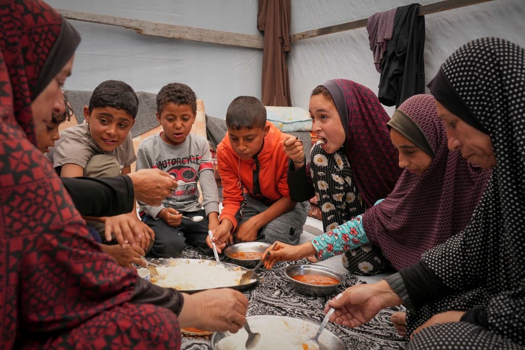 نقص الغذاء والدواء يهدد أرواح أطفال غزة تحت الحصار