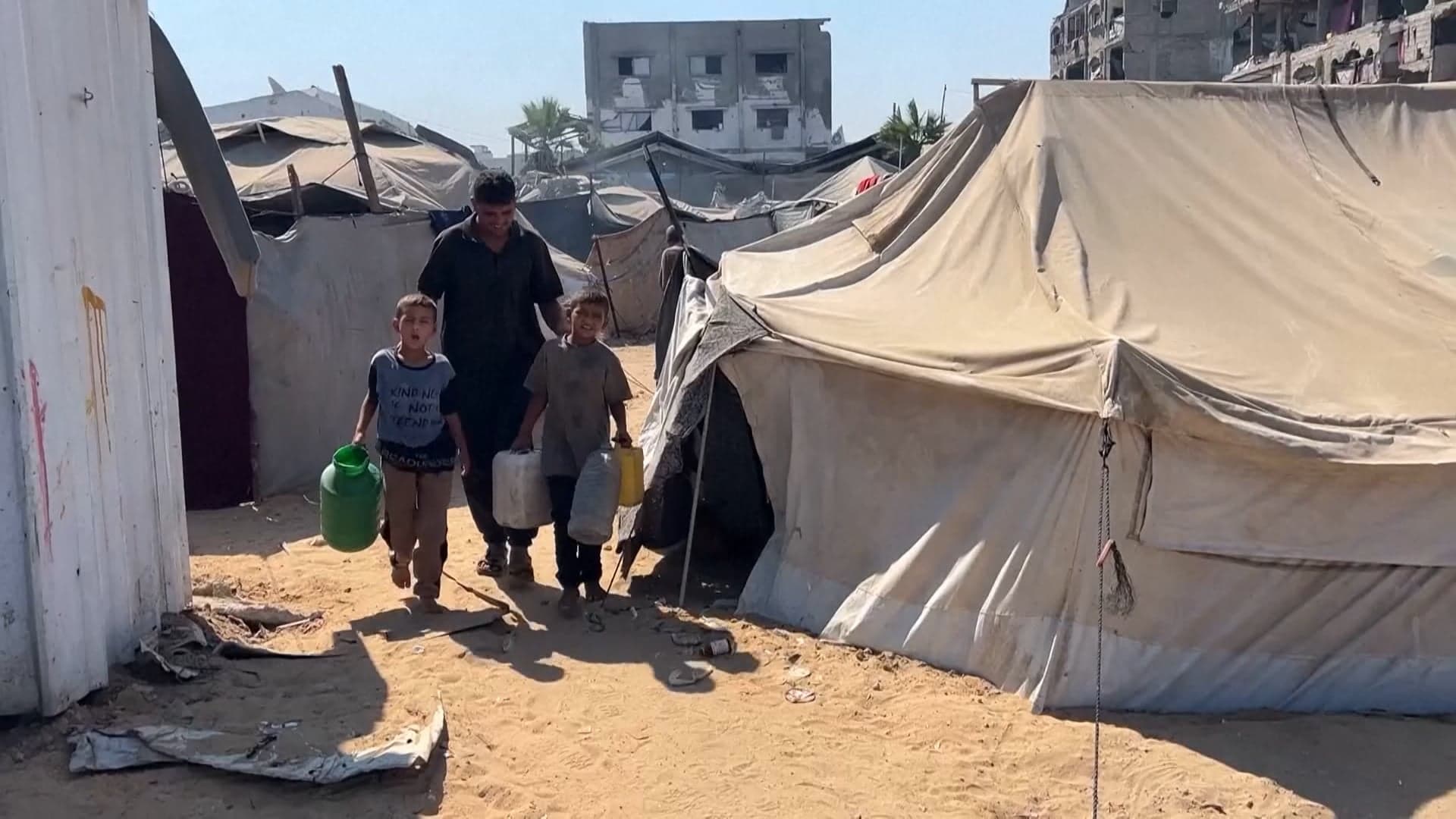يوم في خيمة عائلة صبح بغزة.. من شروق الجوع إلى غروب الأمل
