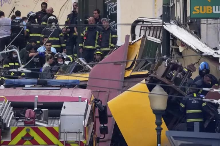 مأساة على منحدر… قطار في لشبونة يودي بحياة 16 شخصا