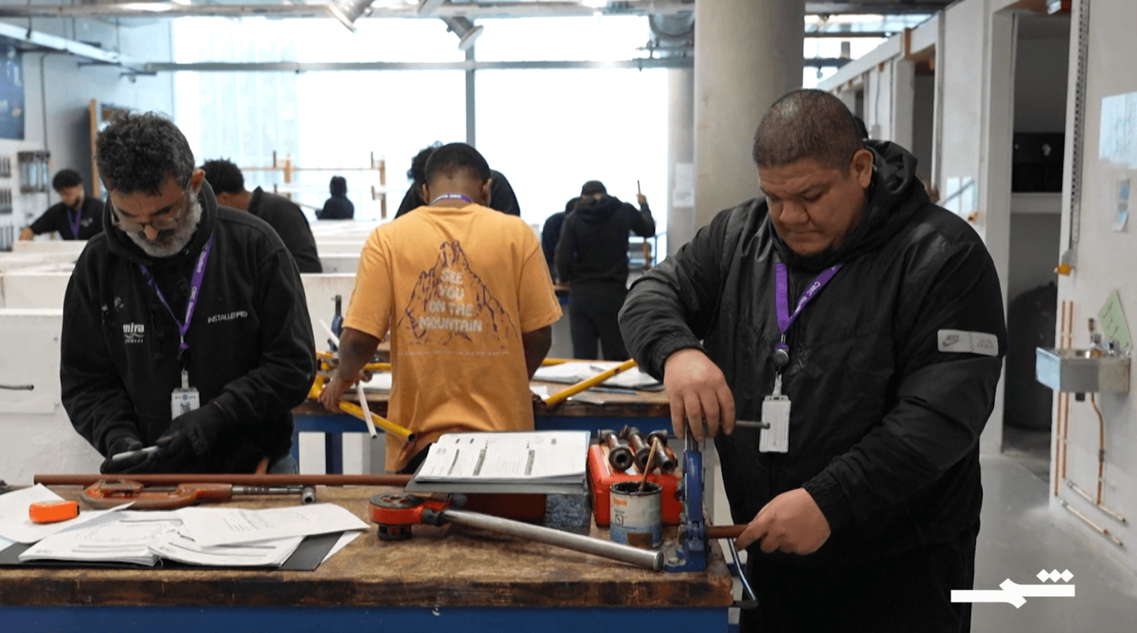 الشباب يتجهون للحرف اليدوية خوفا من الذكاء الاصطناعي