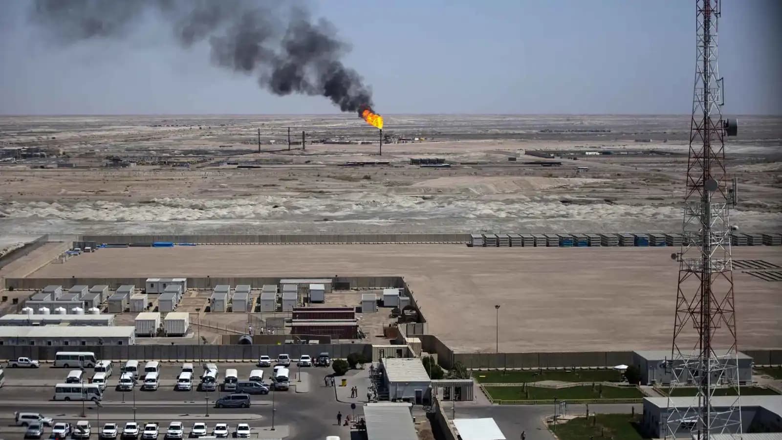 إصابة 3 عمال في هجوم بطائرتين مسيرتين على حقل الرميلة النفطي جنوب العراق