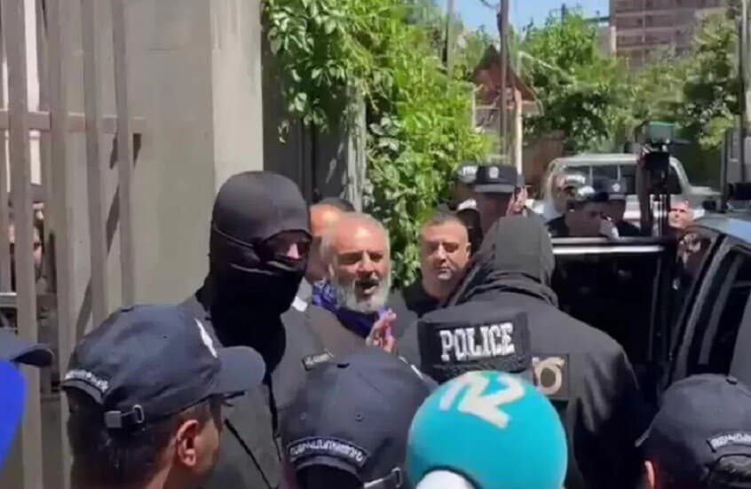 أرمينيا تعلن إحباط محاولة انقلاب قادها "رئيس الأساقفة"