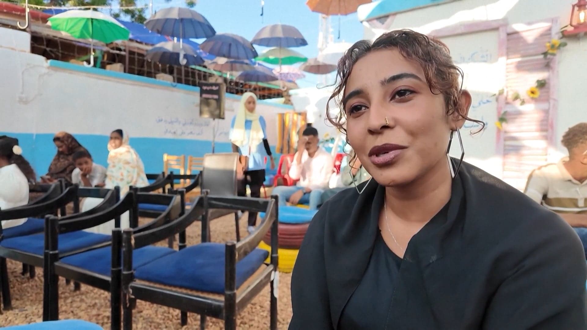 الفنانة السودانية تسابيح تعيد الحياة للفن في أم درمان