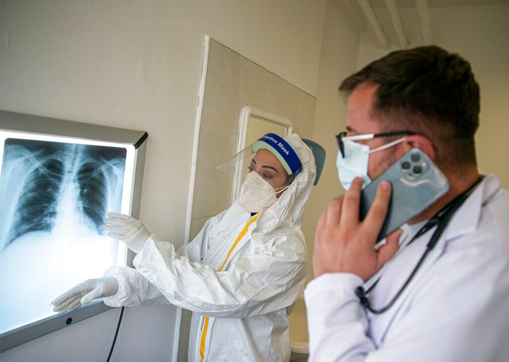 الأطباء والممرضون الأجانب يتجاوزون المحليين في الدول المتقدمة