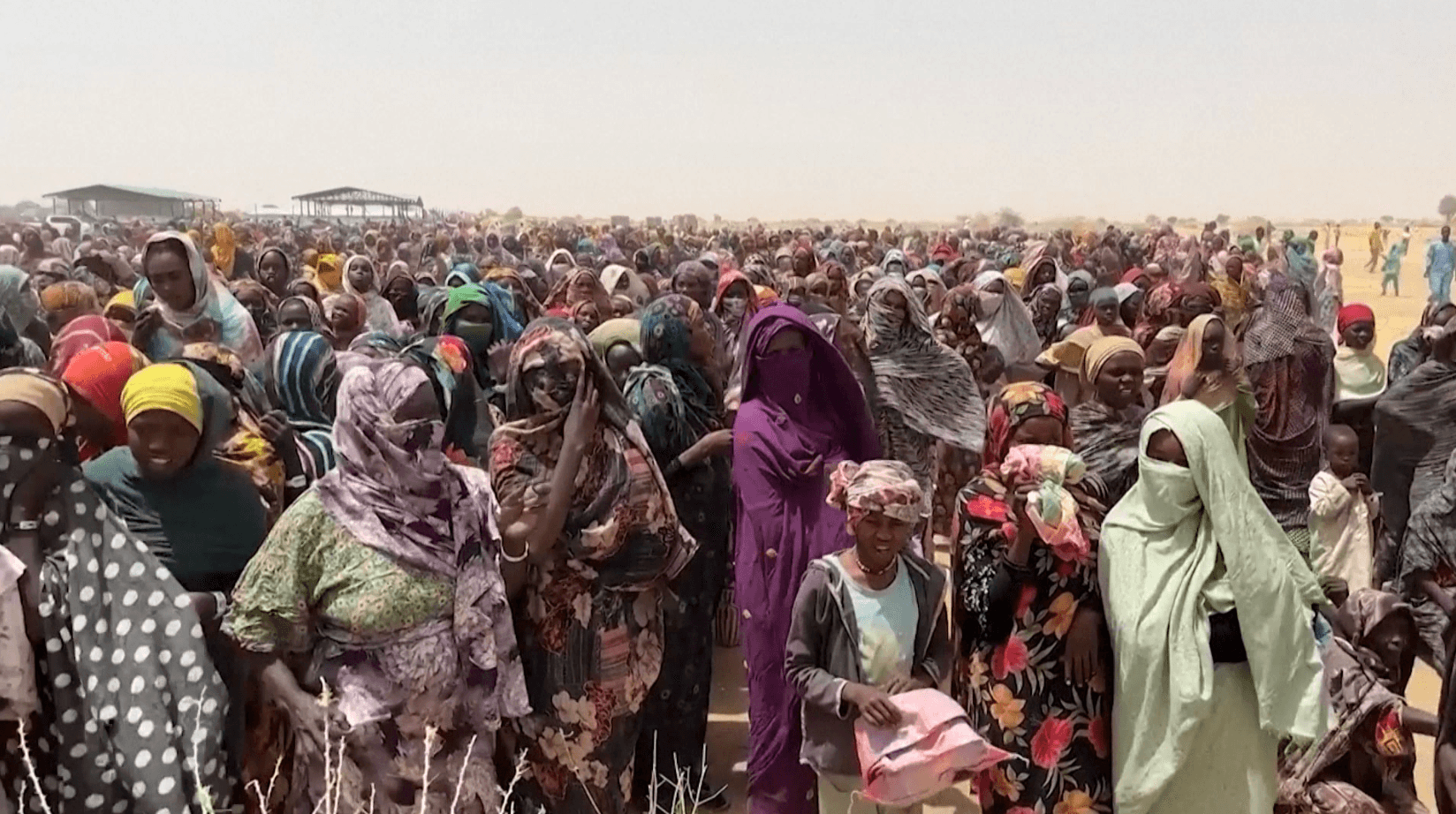 لاجئو السودان يفرون إلى تشاد عقب قصف مخيم زمزم للنازحين في دارفور