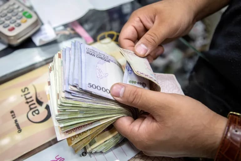 الريال الإيراني في أدنى مستوياته بعد تفعيل "آلية الزناد"