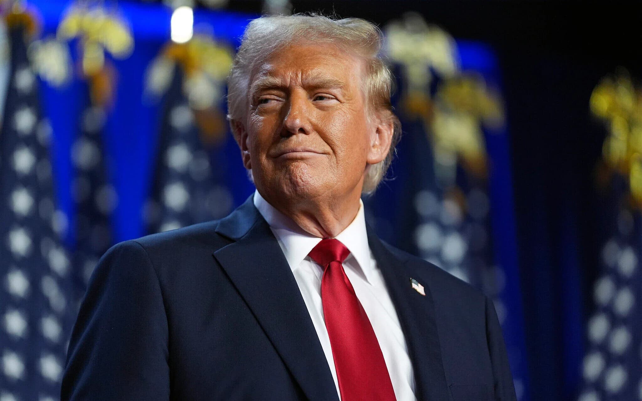 ترامب يهدد إيران بتدميرها حتى فتح مضيق هرمز