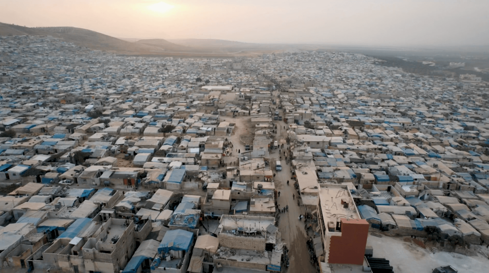 معاناة متجددة لسكان مخيمات سوريا وسط غياب الخدمات والإعمار