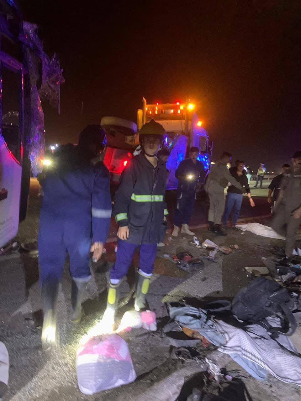 مأساة في البصرة.. عشرات الوفيات والإصابات جراء حادث مروري مروع 