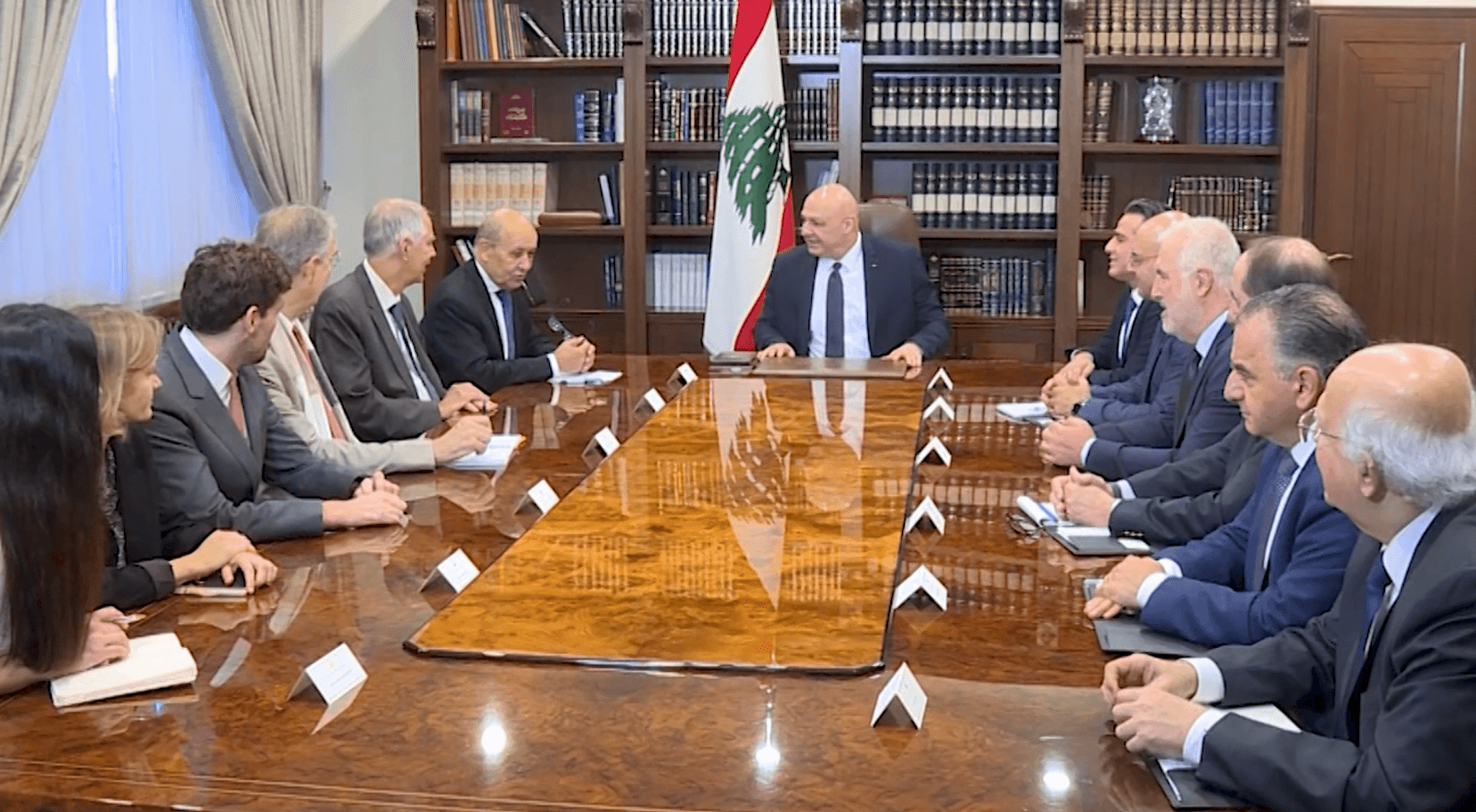 لودريان في بيروت.. دعم فرنسي مشروط بالإصلاحات وحصرية السلاح