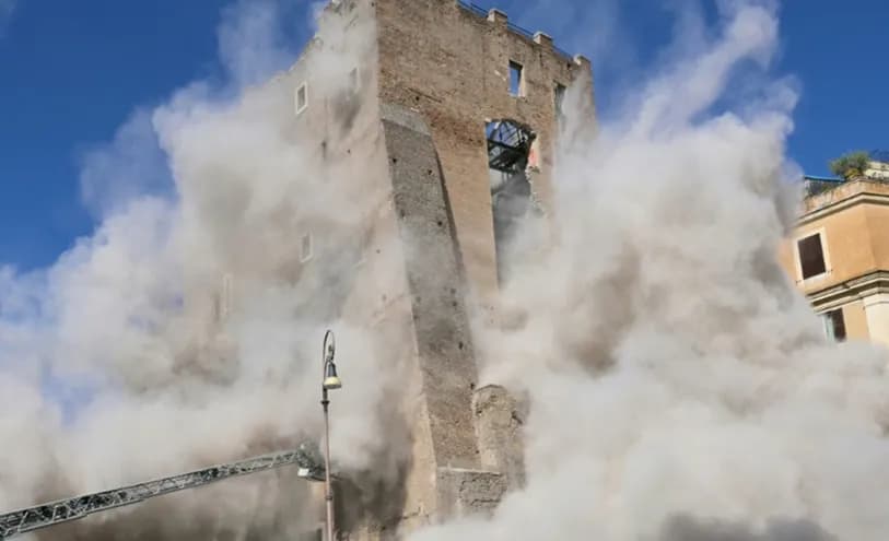 فيديو - انهيار جزء من برج "توريه دي كونتي" الأثري في روما  