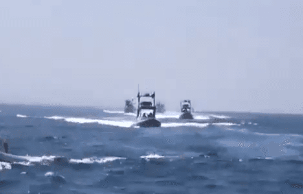 الحرس الثوري الإيراني يبدأ مناورات عسكرية في مضيق هرمز