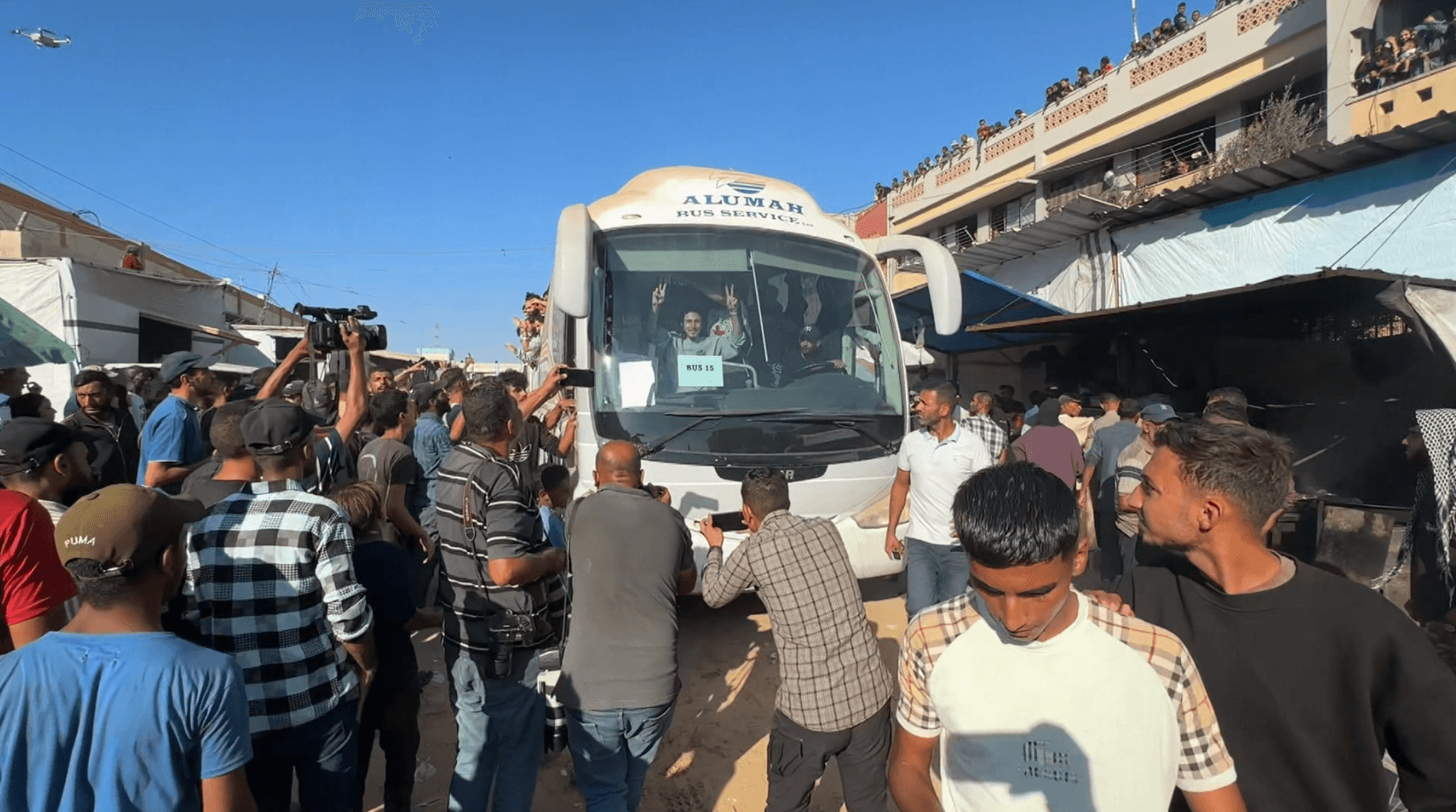 أسرى فلسطينيون يواصلون العودة إلى القطاع ضمن اتفاق التبادل