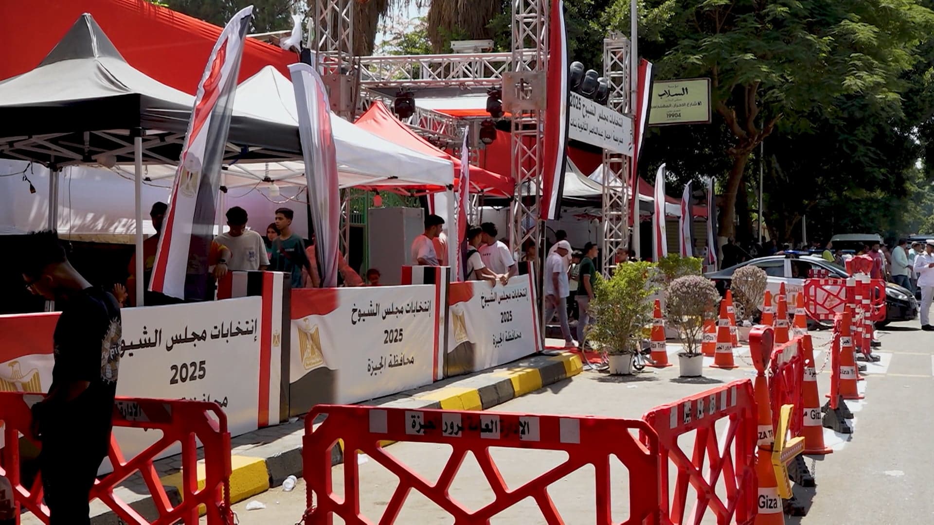 الناخبون المصريون يتوجهون لصناديق الاقتراع وسط إجراءات مشددة 