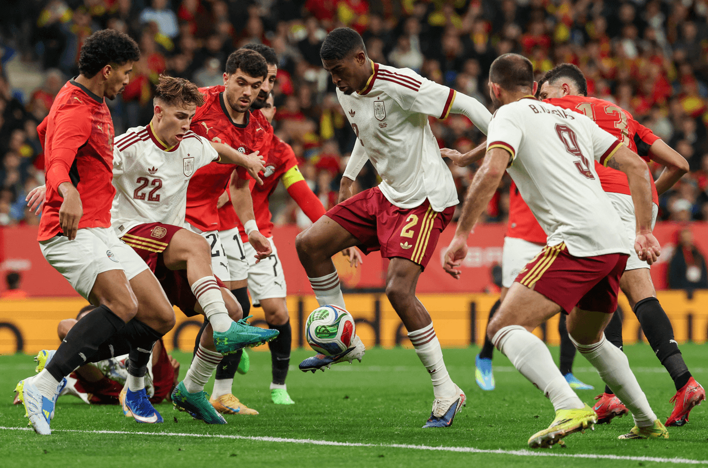 هتافات عنصرية تثير الجدل في مواجهة بين إسبانيا ومصر