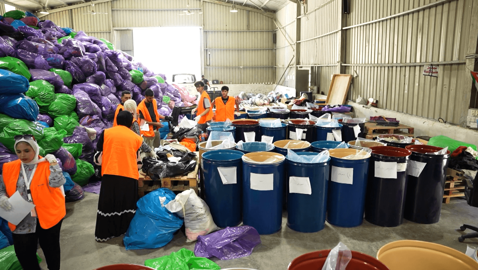 بنك الملابس الخيري في الأردن.. مبادرة مجتمعية تعزز قيم التكافل والتراحم