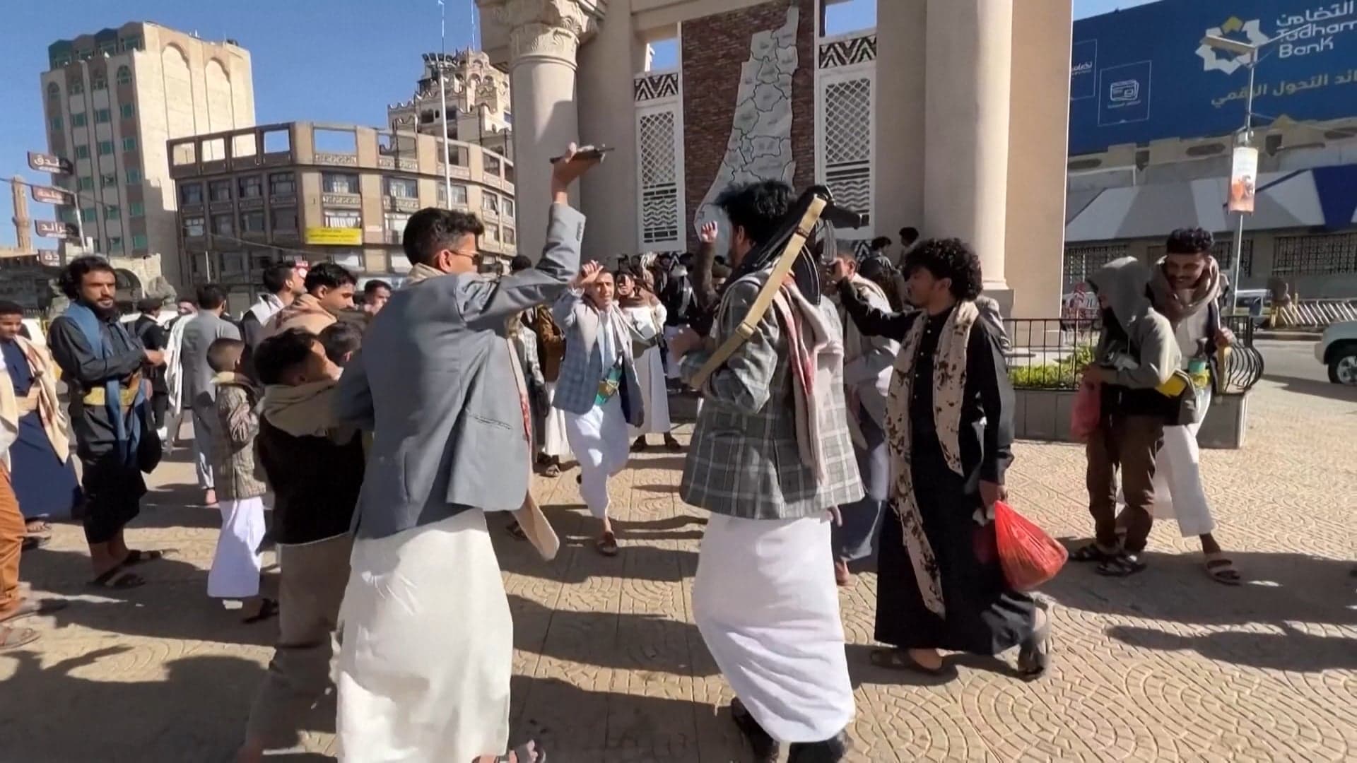 شابان يمنيان يصنعان الأمل بكاميرا في صنعاء