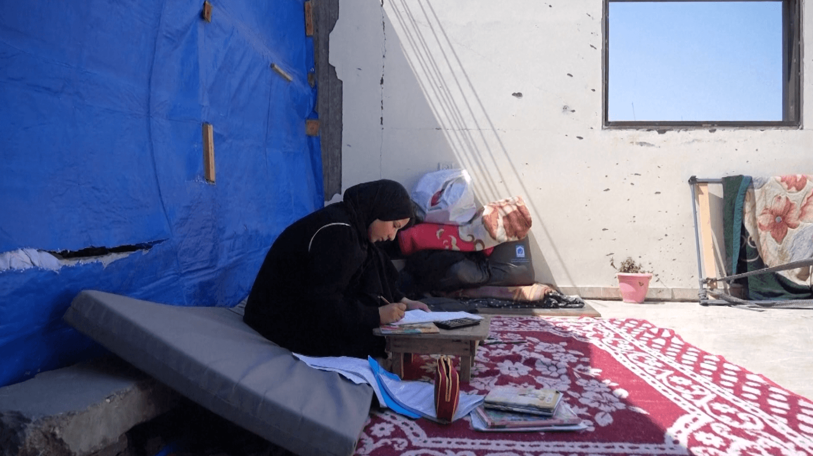غزة بلا مدارس.. والطلاب يقاومون بالنور وسط الظلام