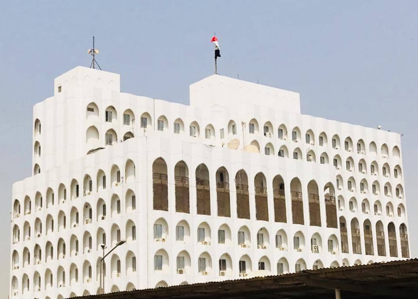 بغداد تدعو لضبط النفس إثر استهداف قاعدة العديد