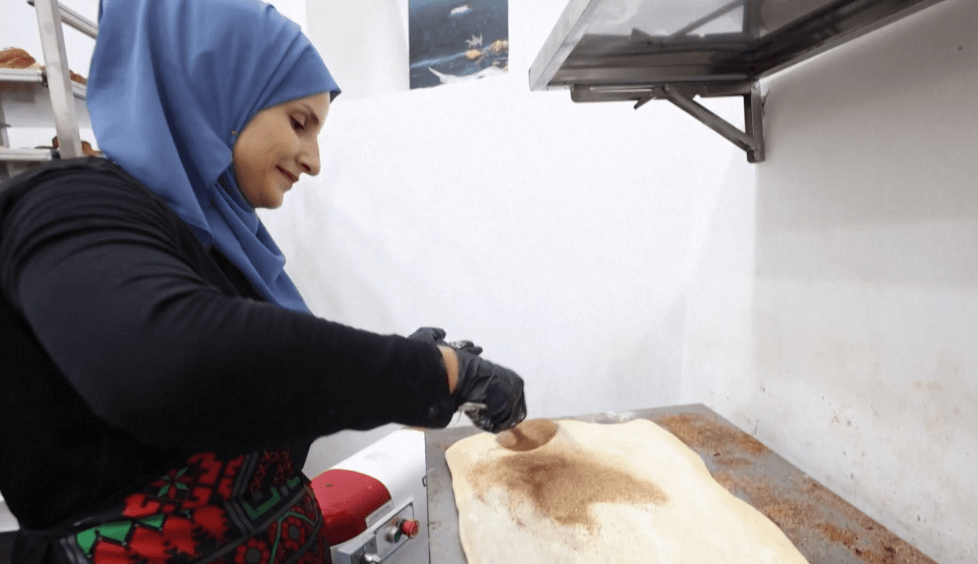 لاجئات فلسطينيات يفتتحن مخبز البيت الفلسطيني في البوسنة