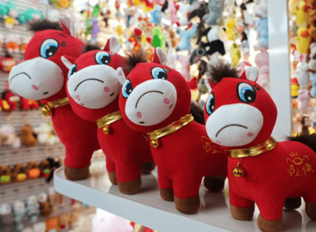 رغم الخطأ في التصنيع.. دمية "الحصان الباكي" تحصد الإعجاب في الصين (فيديو)