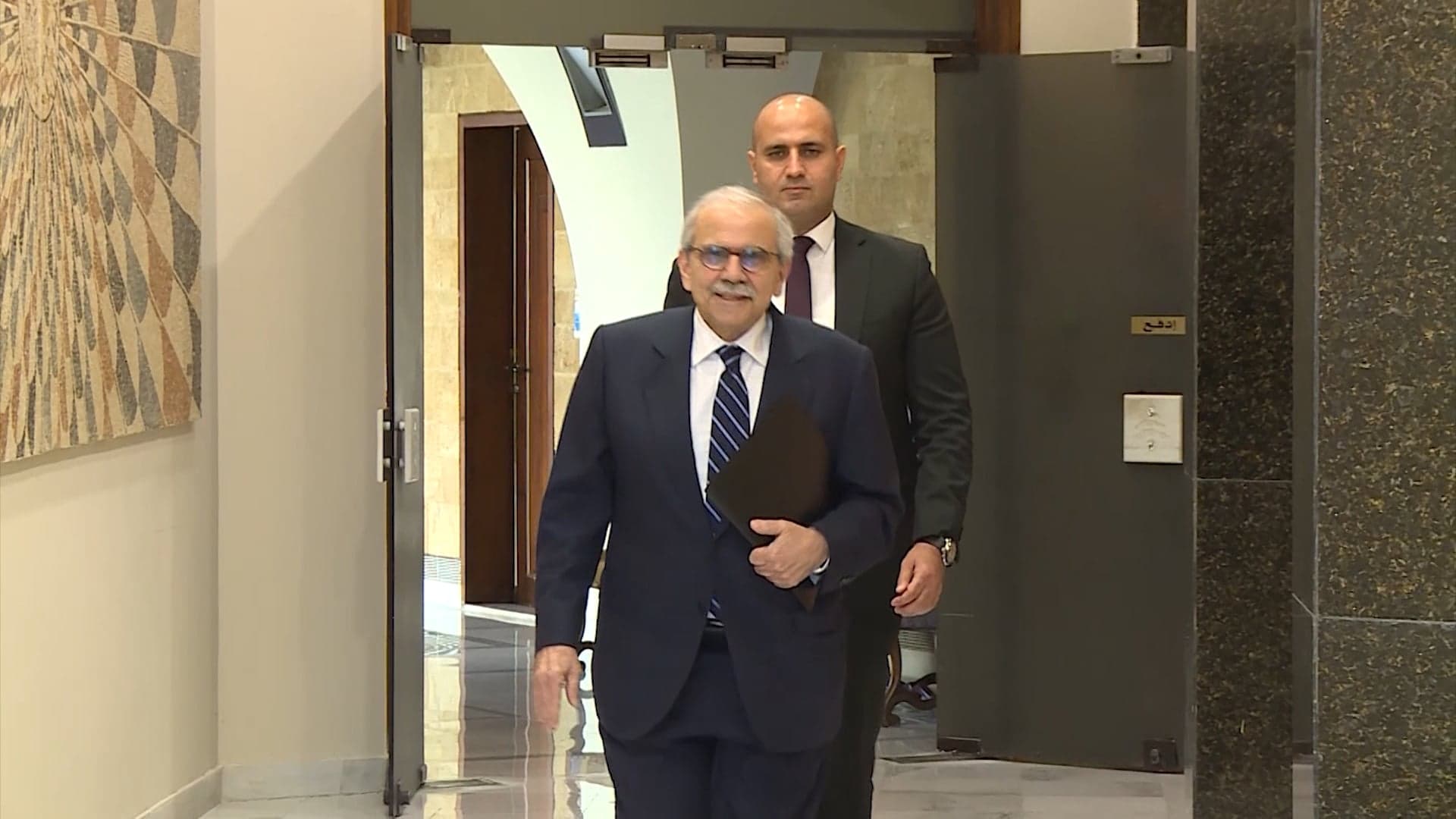 الحكومة اللبنانية تقر خطة لحصر السلاح بيد الدولة وتكلف الجيش إعداد آلية تنفيذية