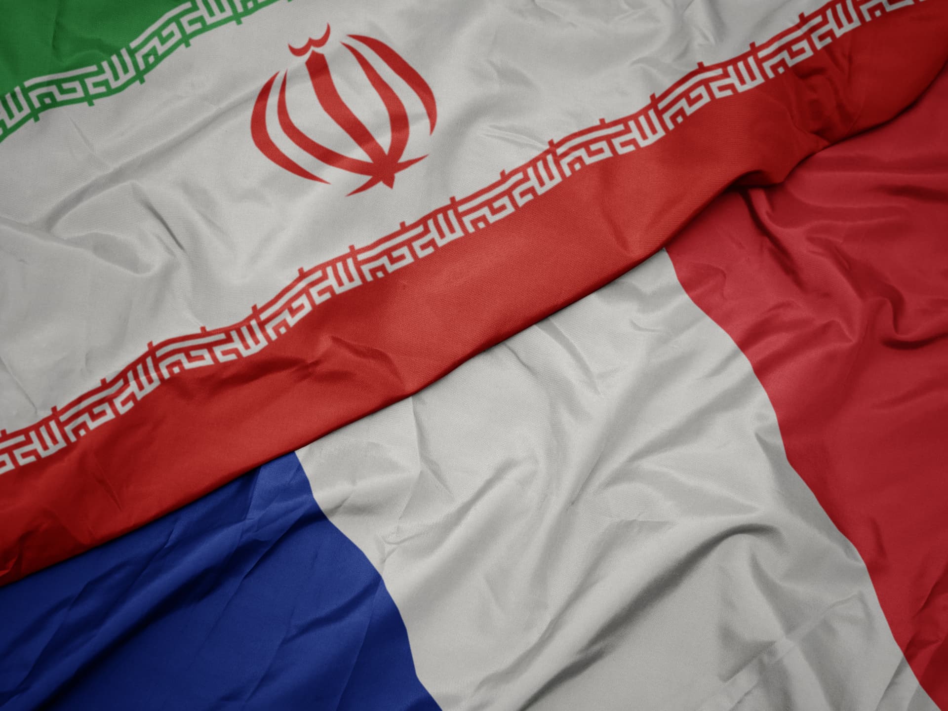 بوساطة عٌمانية.. إيران تفرج عن آخر معتقلين فرنسيين بعد احتجاز دام 3 أعوام ونصف