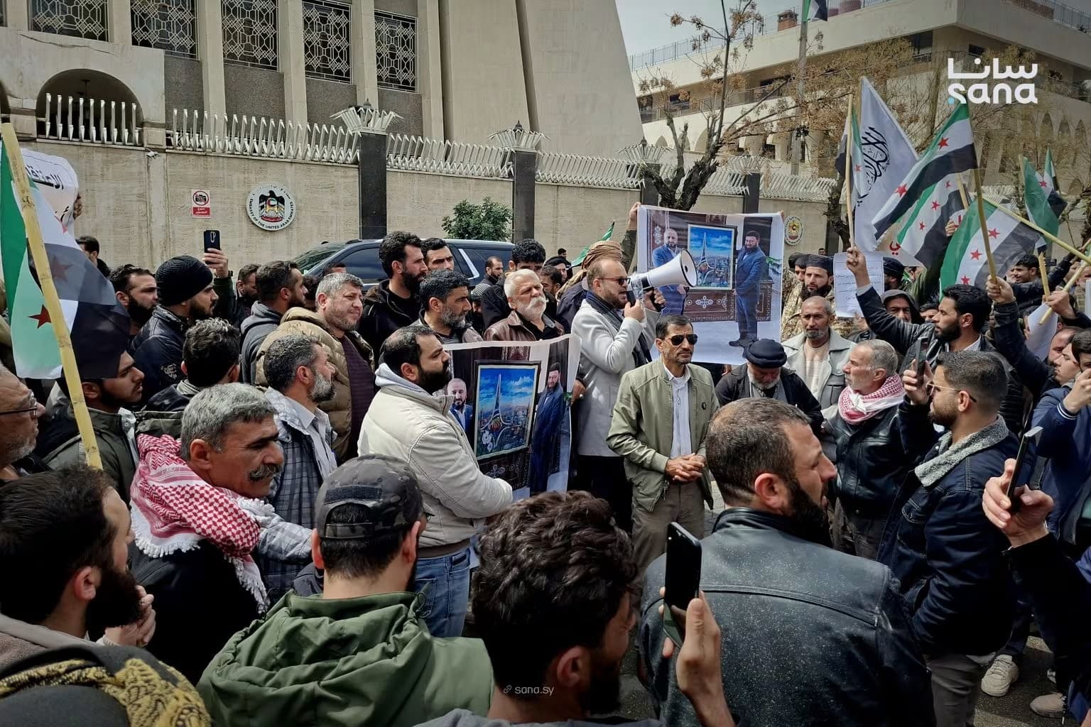 الإمارات تندد باعتداءات على بعثتها الدبلوماسية في دمشق