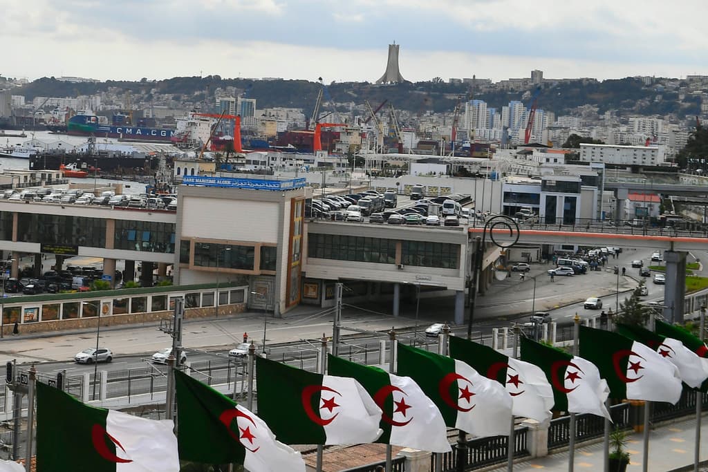 الجزائر تقر موازنة 2026 بإجمالي مخصصات تفوق 135 مليار دولار