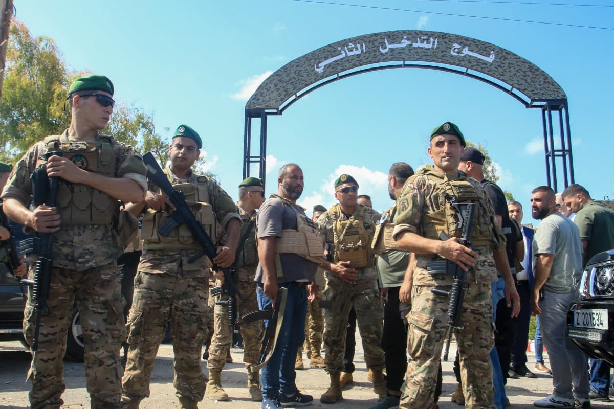 الجيش اللبناني يتسلم الدفعة الثانية من سلاح المخيمات
