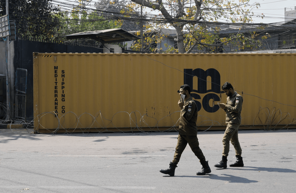 واشنطن تأمر موظفي قنصليتيها بمغادرة باكستان