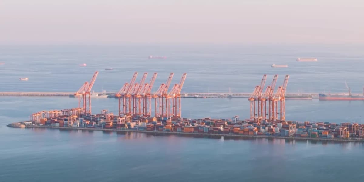 وكالة الأنباء العمانية عن مصدر أمني: إصابة عامل في استهداف ميناء صلالة بطائرتين مسيرتين