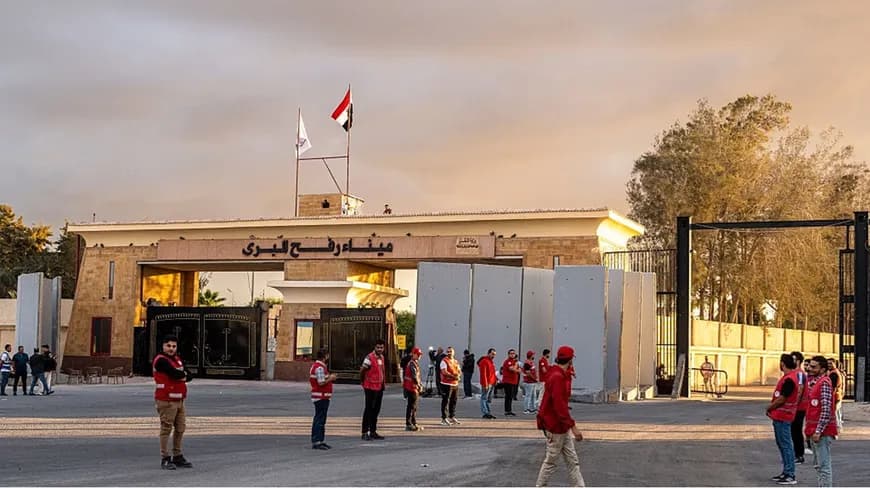 تضارب في الأنباء حول فتح معبر وتحويل مسار الشاحنات