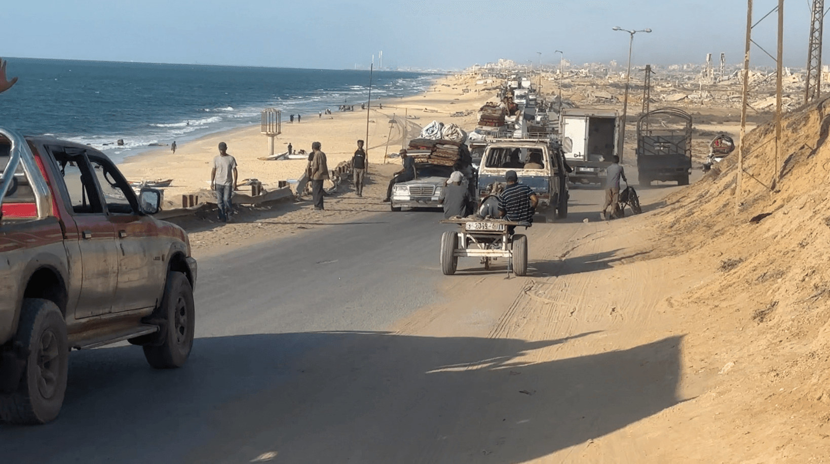 نزوح جماعي من مدينة غزة نحو الجنوب تحت وطأة القصف الإسرائيلي المكثف