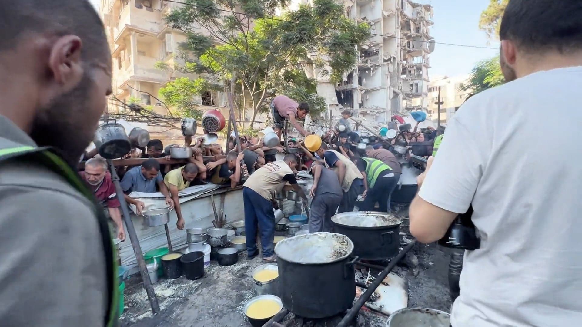 تكية خيرية في غزة تبادر بتوزيع وجبات طعام يومية على مئات العائلات