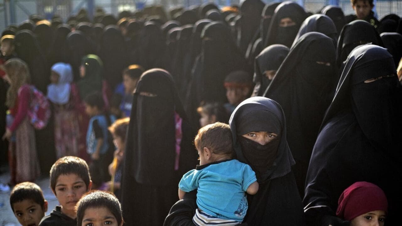 للمرة الأولى منذ عامين.. فرنسا تعيد عائلات جهاديين من سوريا