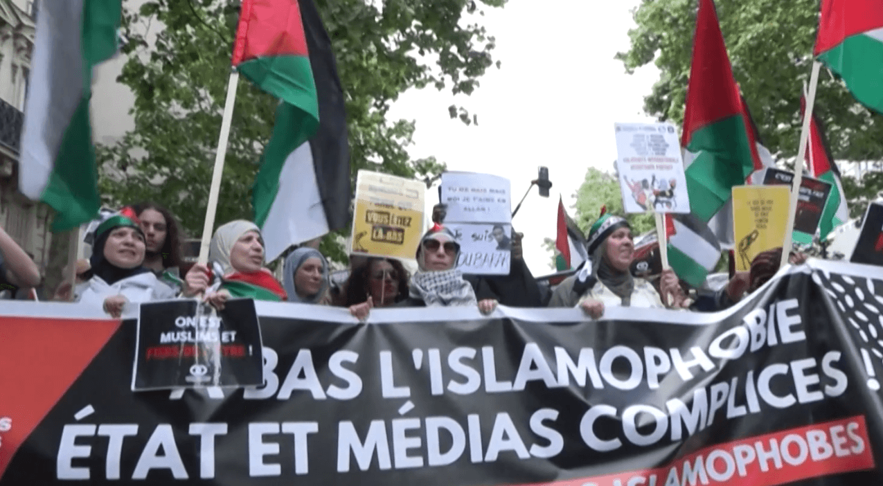 تصاعد التدين يعيد جدل الهوية والاندماج في فرنسا