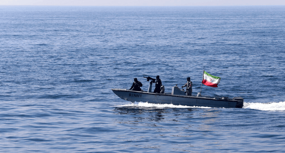 الحرس الثوري يعلن استهداف ناقلة نِفط ويؤكد السيطرة الكاملة على هرمز