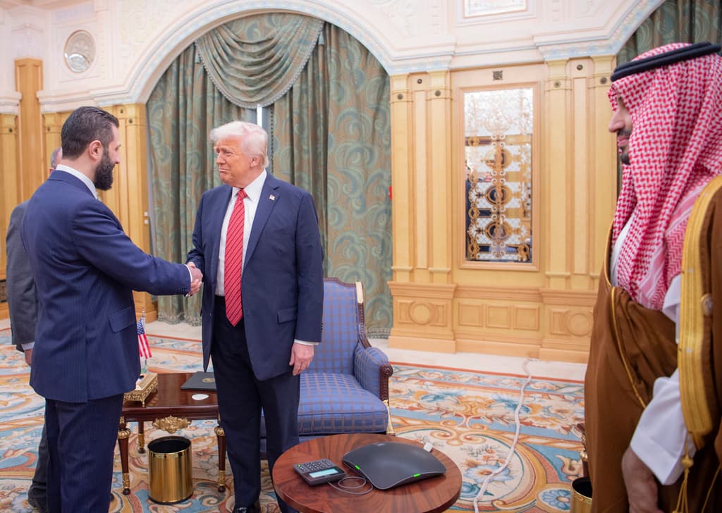 قرار ترامب المفاجئ يعيد تشكيل المشهد السوري الأميركي