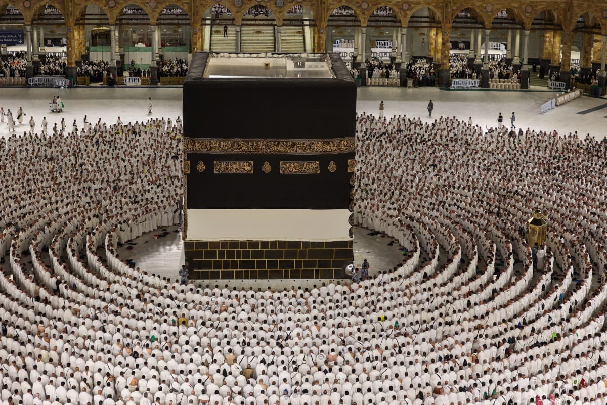 الحجاج ينهون شعائر الحج برمي الجمرات