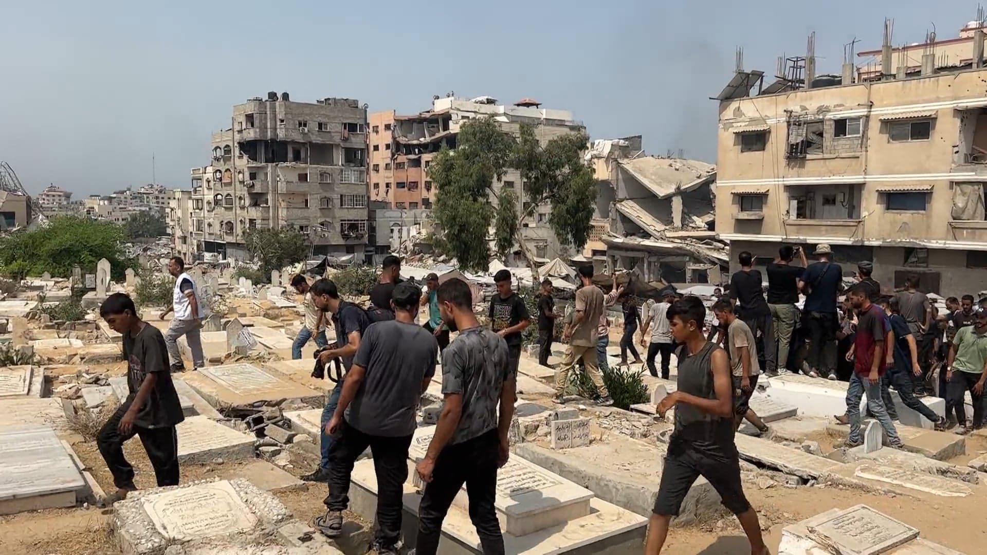 غزة تشيع صحفيين قُتلوا بقصف إسرائيلي قرب الشفاء