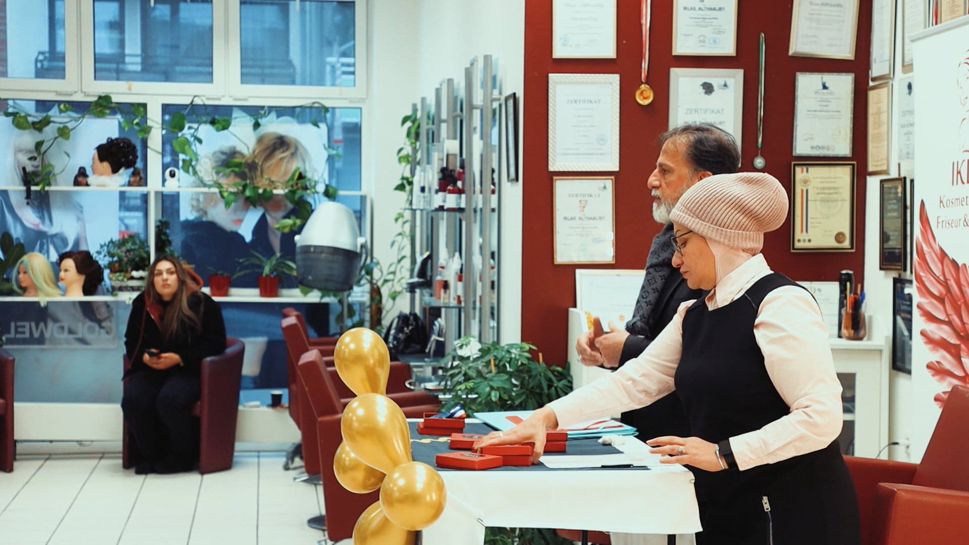 من العراق إلى ألمانيا.. إخلاص الثعالبي تنجح بتأسيس أكاديمية للتجميل