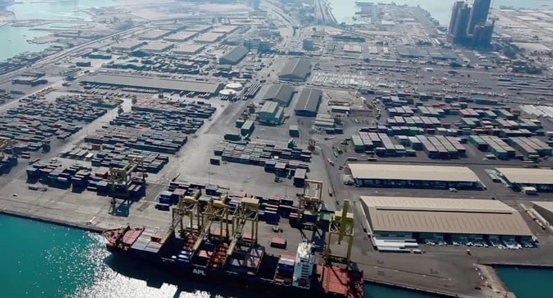 الجيش الإيراني يدعو سكان الإمارات إلى الابتعاد عن الموانئ