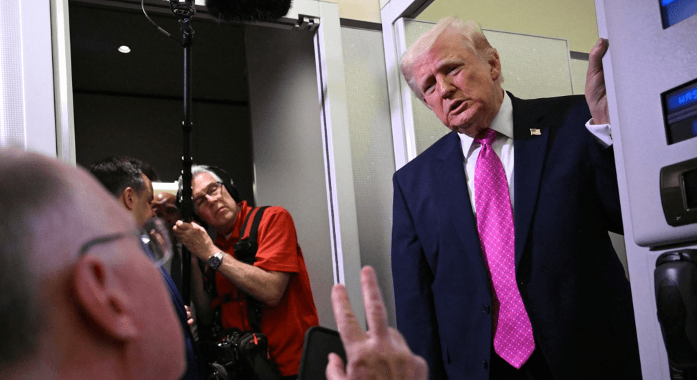 ترامب ينتقد باريس لعدم تعاونها بالحرب على إيران ومنعها تحليق الطائرات