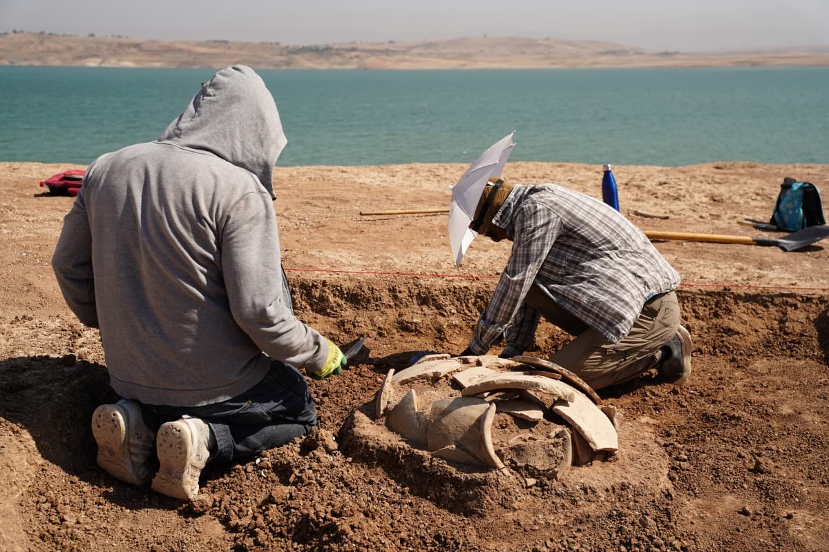 الجفاف يكشف توابيت أثرية عمرها 2300 عام في دهوك